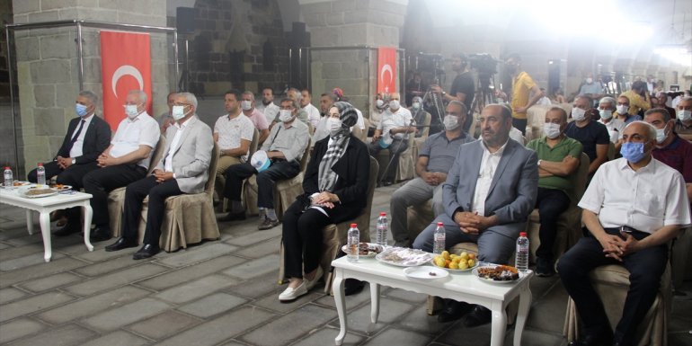 Malatya'ya 30 ilden gelen fotoğraf sanatçıları kayısı hasadını fotoğrafladı