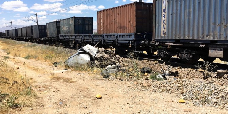 Malatya'da yük treni rayların üzerinde kalan kamyonete çarptı