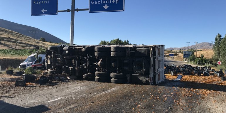 Malatya'da kayısı yüklü kamyon devrildi: 1 ölü, 2 yaralı