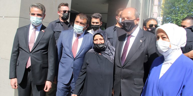 KKTC Cumhurbaşkanı Tatar, Malatya'da kayısı bahçesinde üreticilerle görüştü