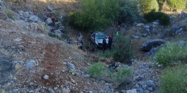 Malatya'da otomobil dereye devrildi: 1 ölü, 1 yaralı