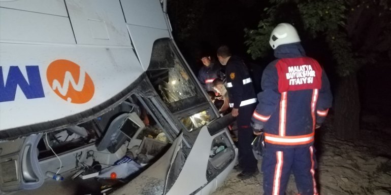 MALATYA - Şarampole devrilen yolcu otobüsündeki 5 kişi yaralandı1