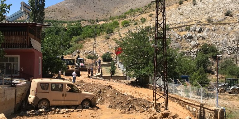 MALATYA - Sulama kanalı blokları devrildi: 2 yaralı1