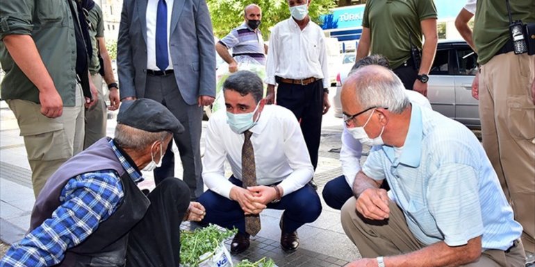 Malatya Valisi Baruş ürünlerini satın aldığı yaşlının ikinci doz aşısını olmasını sağladı