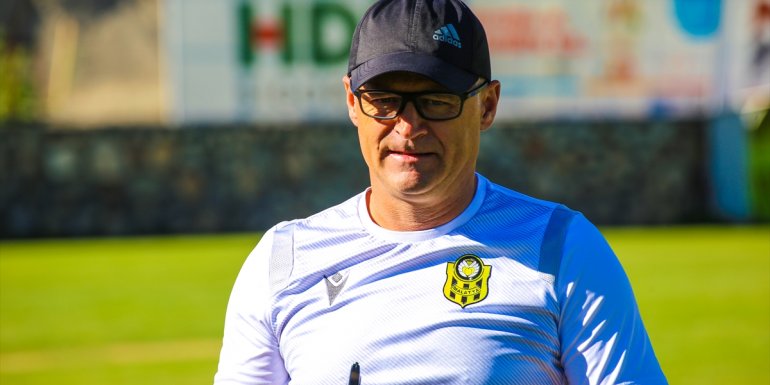 Yeni Malatyaspor Teknik Direktörü İrfan Buz, transfer çalışmalarını sürdürdüklerini söyledi: