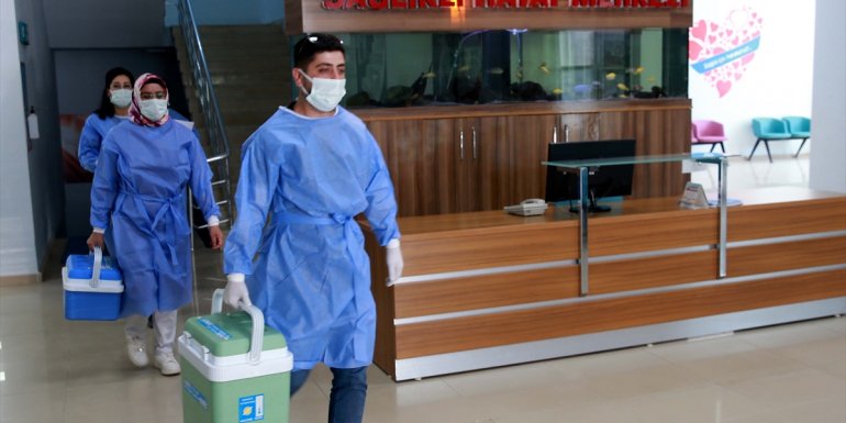 Mobil ekipler ön yargıları yıkıp aşılamayı artırmak için dağ bayır demeden kilometrelerce yol katediyor