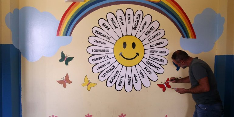 Muşlu elektrik ustası öğrenciler için gönüllü olarak sınıf duvarlarını renklendiriyor