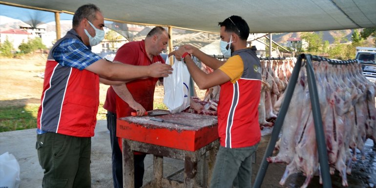 Sadakataşı Derneği Muş'ta ihtiyaç sahibi ailelere kurban eti dağıttı