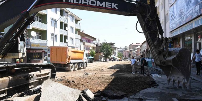 Muş'ta Cumhuriyet Caddesi'ndeki yenileme çalışmalarında sona gelindi