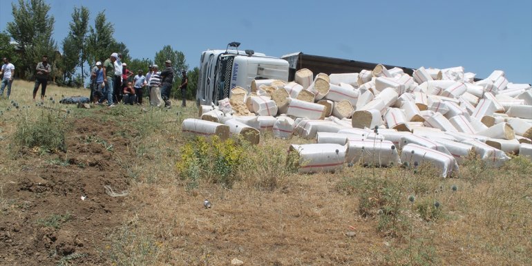 Muş'ta devrilen tırdaki samanı vatandaşlar topladı