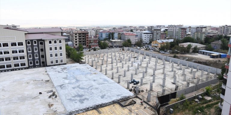 Muş'ta Kent Meydanı ve 550 Araçlık Otopark Projesi'nin yüzde 50'si tamamlandı
