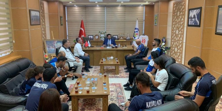 Muş TSO Başkanı Erdal Koç, kayaklı koşu sporcularını makamında ağırladı