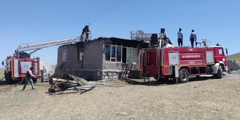 Saray Kaymakamı Ataman, evi yanan aileye sahip çıktı