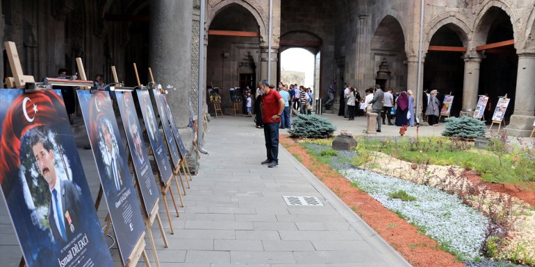 Tarihi Çifte Minareli Medrese'de '15 Temmuz' konulu fotoğraf sergisi açıldı