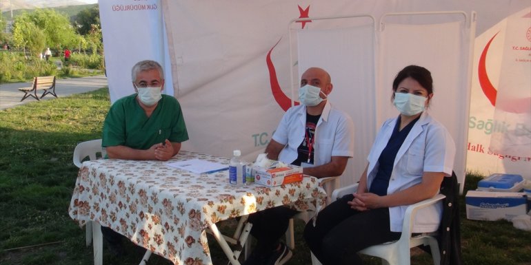 Tatvan'da 14 noktada aşı standı kuruldu