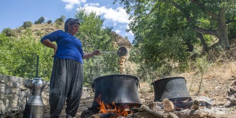 Dut pekmezi Tunceli'de geleneksel yöntemlerle imece usulü üretiliyor