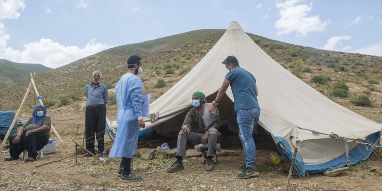 Tunceli'nin sarp dağlarını aşan sağlıkçılar 3 bin rakımlı Sarı Yayla'da göçerleri aşıladı