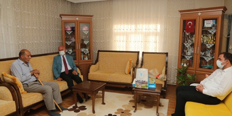Tuşba Belediye Başkanı Akman şehit ailelerini ziyaret etti1
