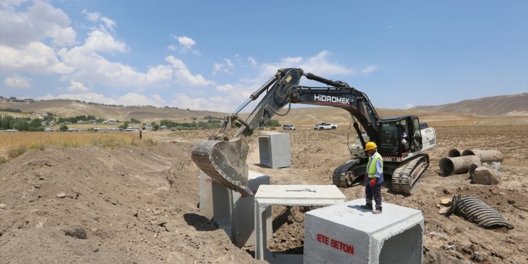 Van büyükşehir belediyesi, selden etkilenen mahallelerde çalışmalarını