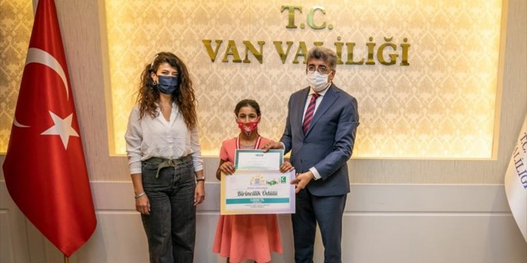 Van'da 'Sağlıklı Nesil Sağlıklı Gelecek' yarışmasında dereceye giren öğrenciler ödüllendirildi