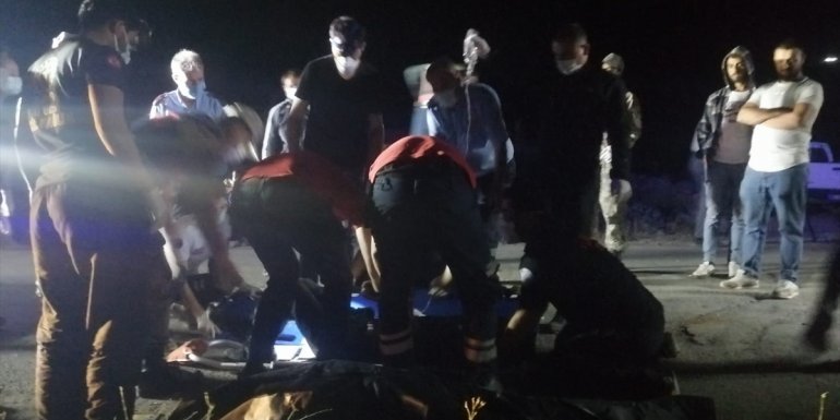 Van'da düzensiz göçmenleri taşıyan minibüs şarampole devrildi