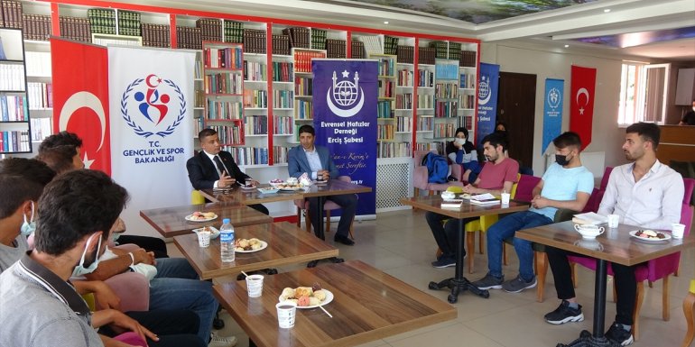 VAN - Erciş Kaymakamı Mehmetbeyoğlu, gençlerle bir araya geldi1