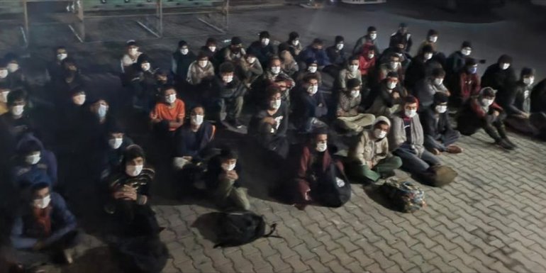 Van'da sürücüsü "dur" ihtarına uymayan minibüste 60 düzensiz göçmen yakalandı