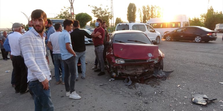 Van'da iki aracın çarpışması sonucu 7 kişi yaralandı
