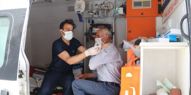 Sağlık ekipleri kahvehaneleri dolaşarak ikna ettikleri vatandaşlara Kovid-19 aşısı yapıyor