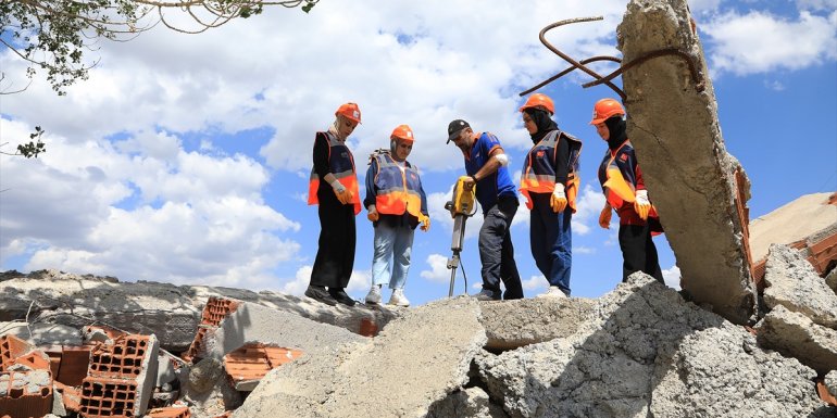 ÖNLEMİ HAYAT KURTARAN AFET: DEPREM - AFAD, deprem bölgesi Bingöl'de gönüllüleriyle güçleniyor