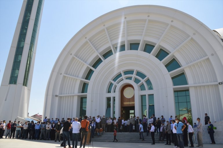 Ağrı da mimarisiyle ilgi odağı olan cami ibadete açıldı1