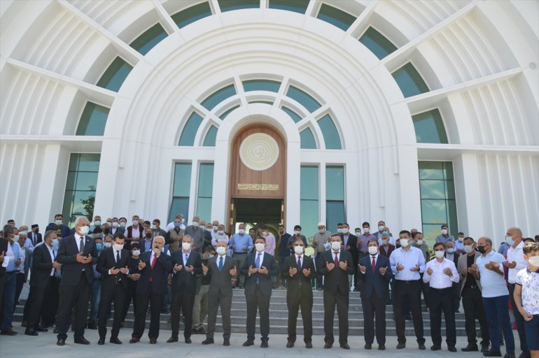 Ağrı da mimarisiyle ilgi odağı olan cami ibadete açıldı2