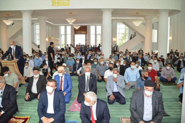 Ağrı da mimarisiyle ilgi odağı olan cami ibadete açıldı3