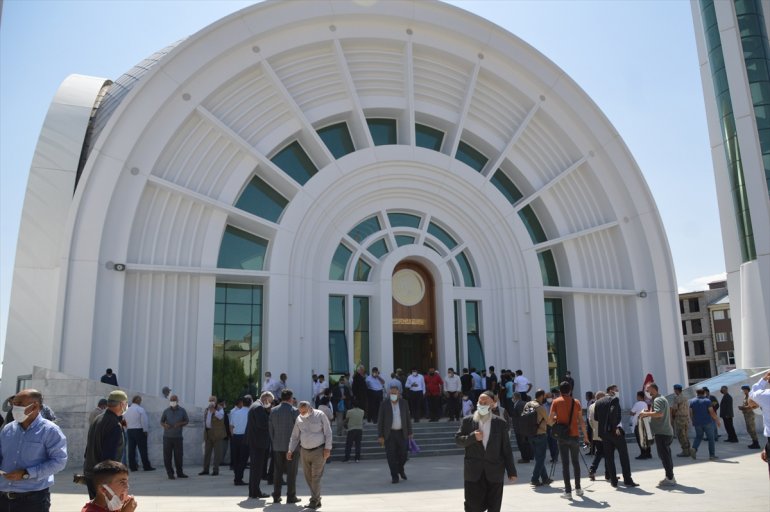 Ağrı da mimarisiyle ilgi odağı olan cami ibadete açıldı5