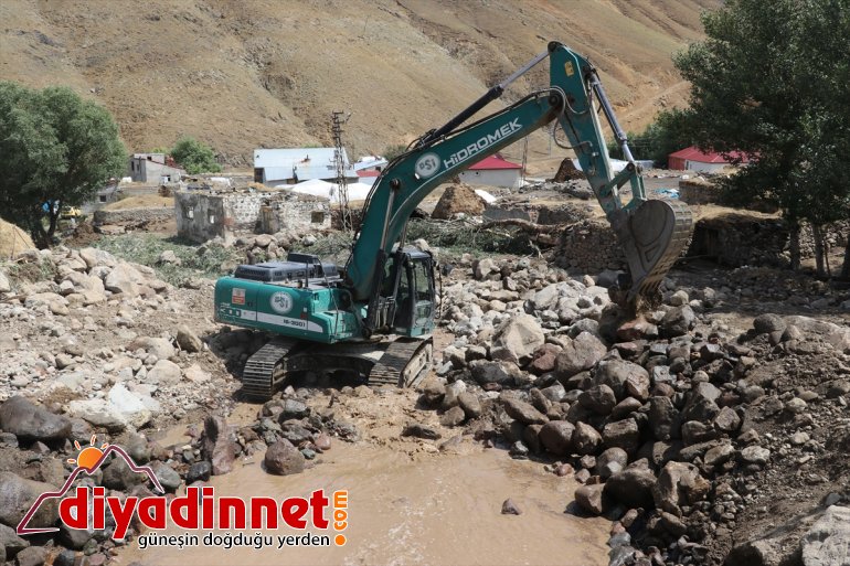 sarılıyor yaralar zarar gören selden köyde Ağrı