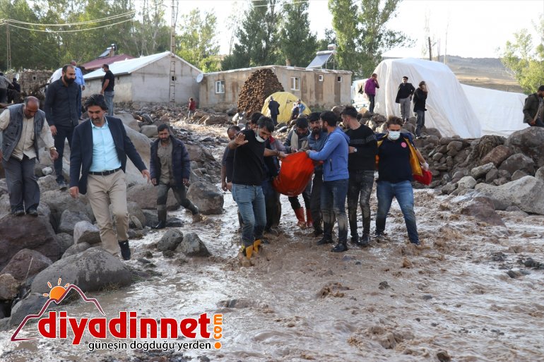 Ağrı'nın Taşlıçay ilçesine bağlı Gözucu köyünde yaşanan selde ev ve ahırlar zarar gördü