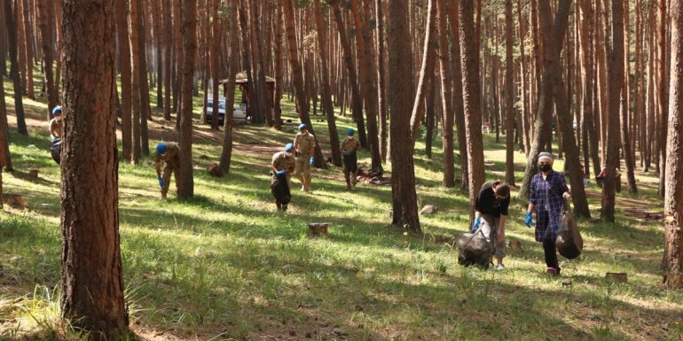 Ardahan'da jandarma farkındalık oluşturmak için gönüllülerle mesire alanında temizlik yaptı