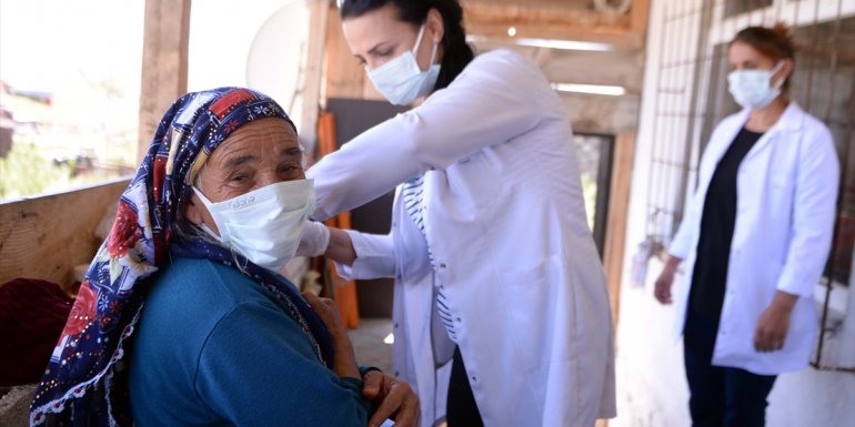 Sağlık görevlileri kırsaldaki engelli ve yaşlılara Kovid-19 aşısı yapmak için kapı kapı geziyor