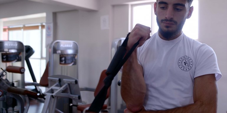 "Tozlu masa" ile başladığı bilek güreşinde şampiyonluklara uzandı