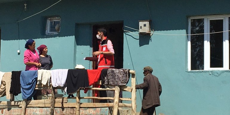 Bingöl'de sosyal destek ekipleri köyleri gezerek, vatandaşlara aşının önemi anlatıyor