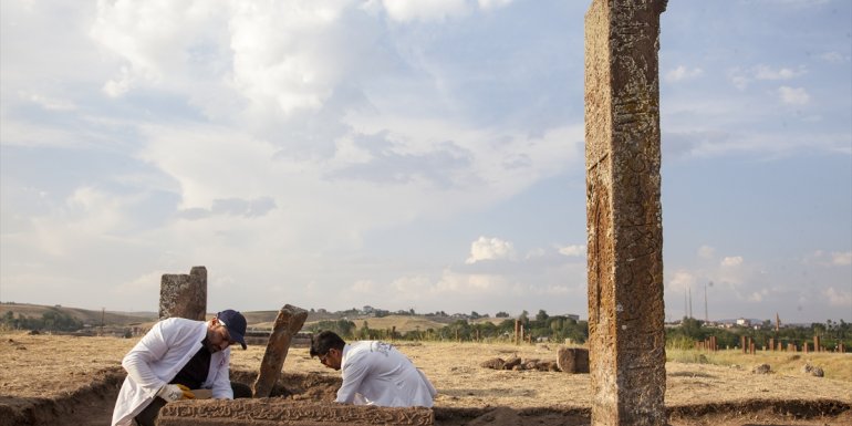 Ahlat Selçuklu Meydan Mezarlığı'nda iki sanduka bulundu
