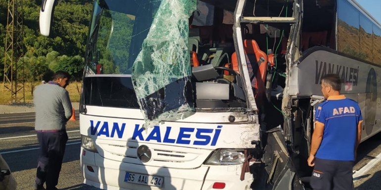 Bitlis'te otobüs ile tırın çarpışması sonucu 3 kişi yaralandı