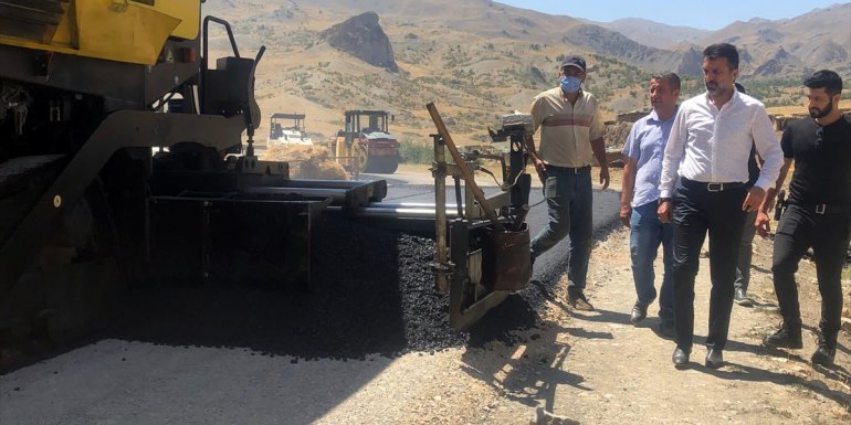 Çatak Belediye Başkanı Şeylan, yeni yapılan yoldaki asfalt çalışmalarını inceledi