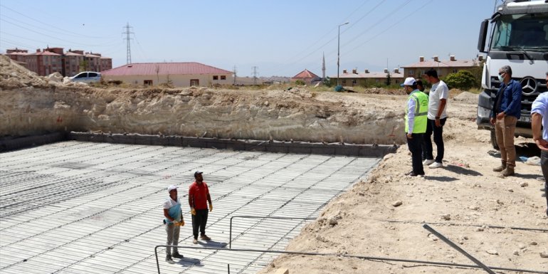 Edremit'te kapalı yüzme havuzu ve gençlik merkezi inşa ediliyor