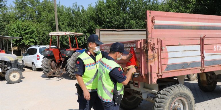 Elazığ'da jandarma ekipleri traktör sürücülerini denetledi