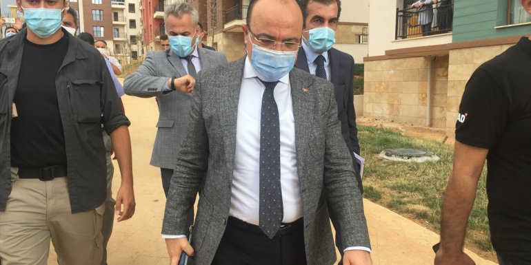 Elazığ Valisi Yırık, deprem sonrası TOKİ konutlarına yerleşen aileleri ziyaret etti: