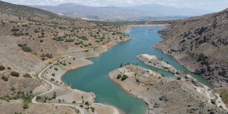 Erzincan'da baraj suyunu damla damla kullanan çiftçiler tarımsal sulamada yüzde 90 tasarruf sağladı