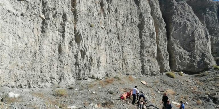 Erzincan'da kayalıklardan düşen genç ağır yaralandı