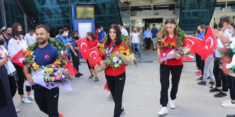 Dünya Gençler Güreş Şampiyonası'nda madalya kazanan milli güreşçi Erzincan'da coşkuyla karşılandı