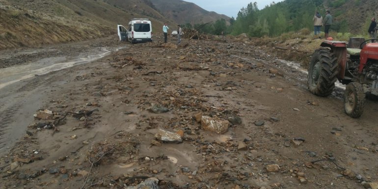 Erzincan'da heyelan nedeniyle 2 ilçe arasındaki kara yolu ulaşıma kapandı